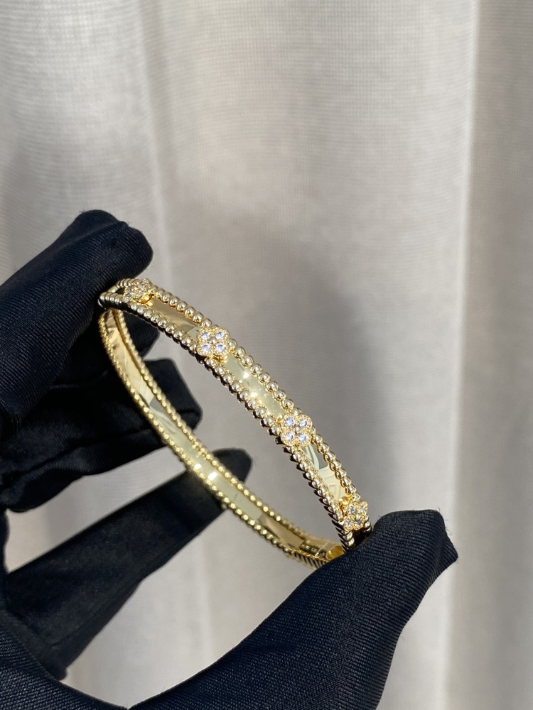 001 Van Cleef & Arpels Hand bracelet