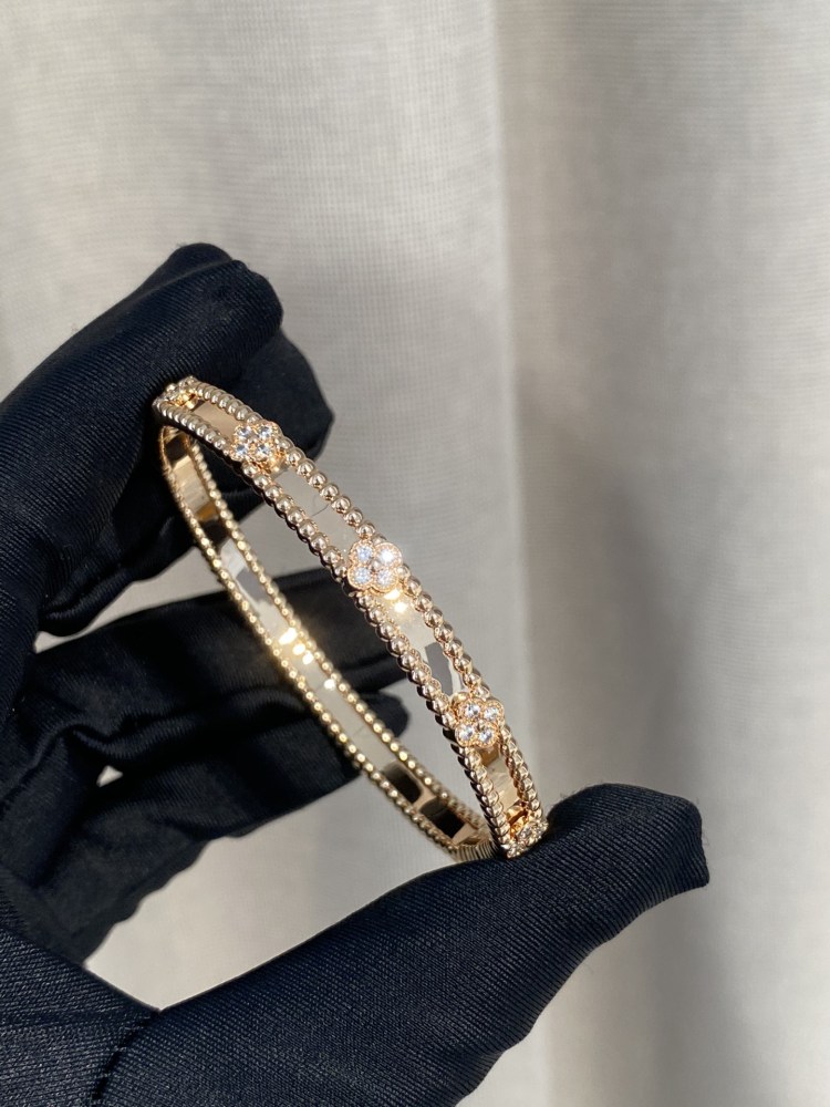 001 Van Cleef & Arpels Hand bracelet