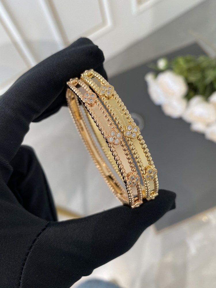 001 Van Cleef & Arpels Hand bracelet