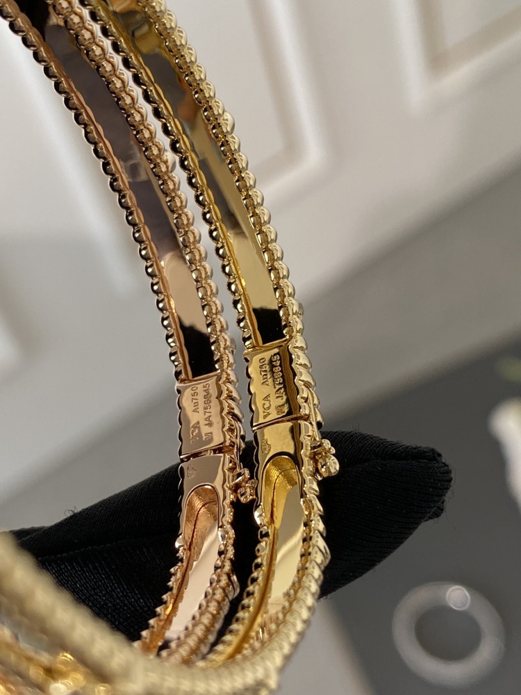 001 Van Cleef & Arpels Hand bracelet
