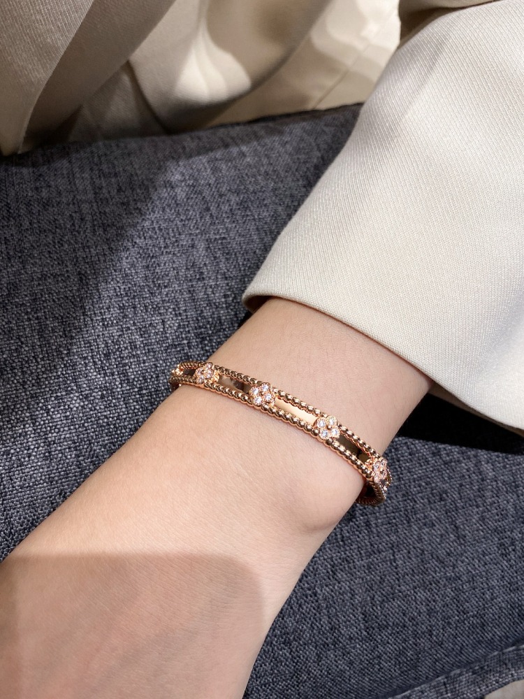 001 Van Cleef & Arpels Hand bracelet