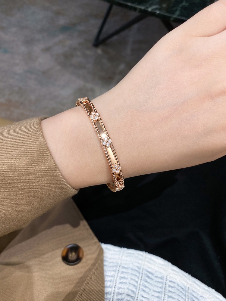 001 Van Cleef & Arpels Hand bracelet