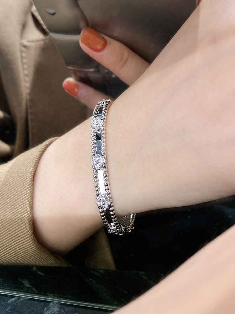 001 Van Cleef & Arpels Hand bracelet