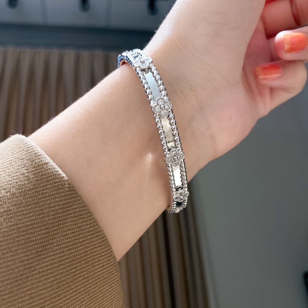 001 Van Cleef & Arpels Hand bracelet