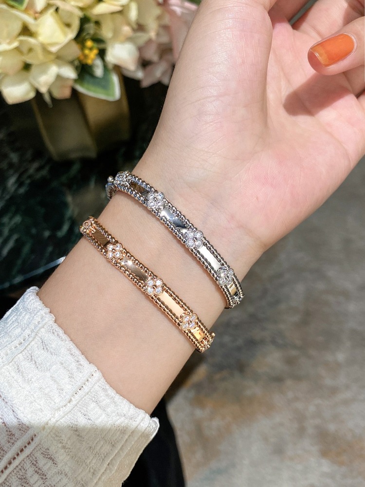001 Van Cleef & Arpels Hand bracelet