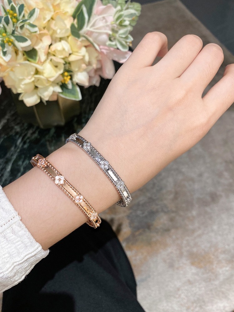 001 Van Cleef & Arpels Hand bracelet