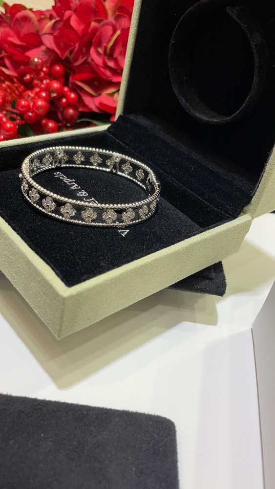 001 Van Cleef & Arpels Hand bracelet
