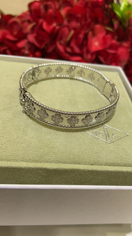 001 Van Cleef & Arpels Hand bracelet