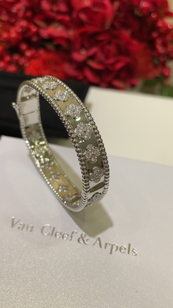 001 Van Cleef & Arpels Hand bracelet