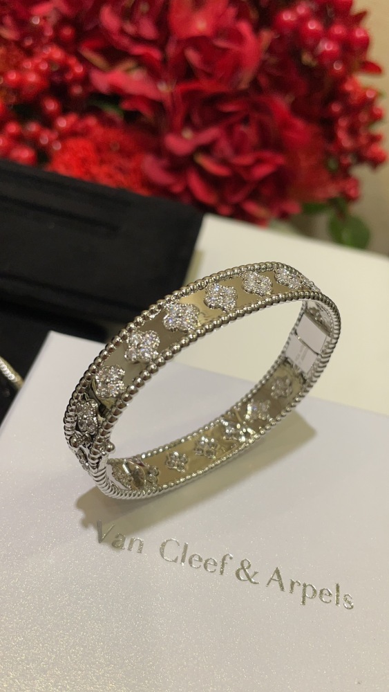 001 Van Cleef & Arpels Hand bracelet