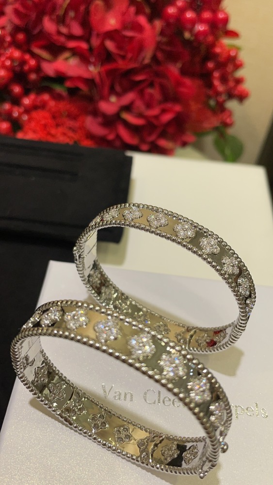 001 Van Cleef & Arpels Hand bracelet
