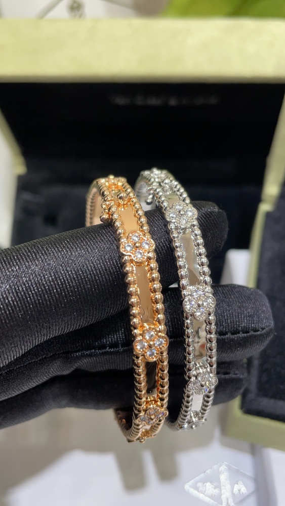 001 Van Cleef & Arpels Hand bracelet