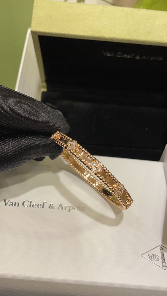 001 Van Cleef & Arpels Hand bracelet