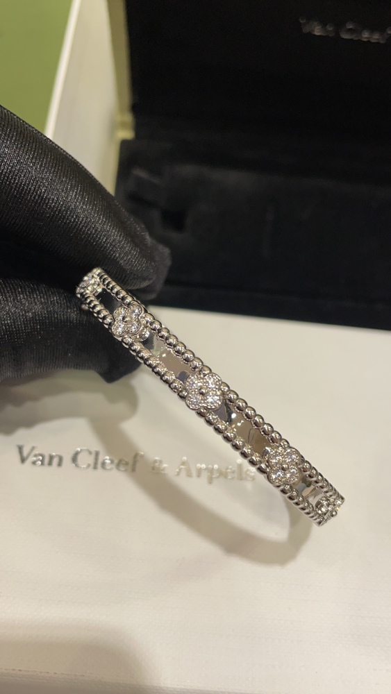 001 Van Cleef & Arpels Hand bracelet