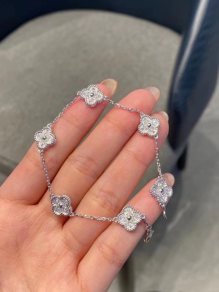 001 Van Cleef & Arpels Hand bracelet