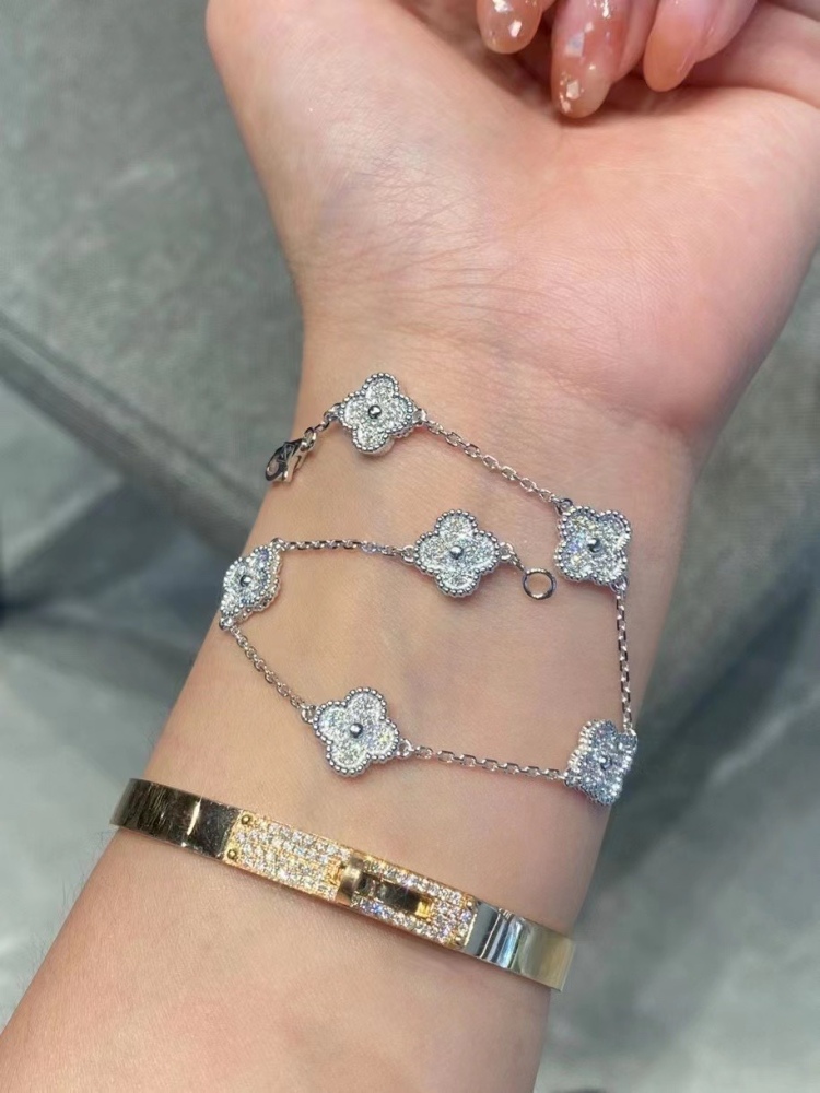 001 Van Cleef & Arpels Hand bracelet