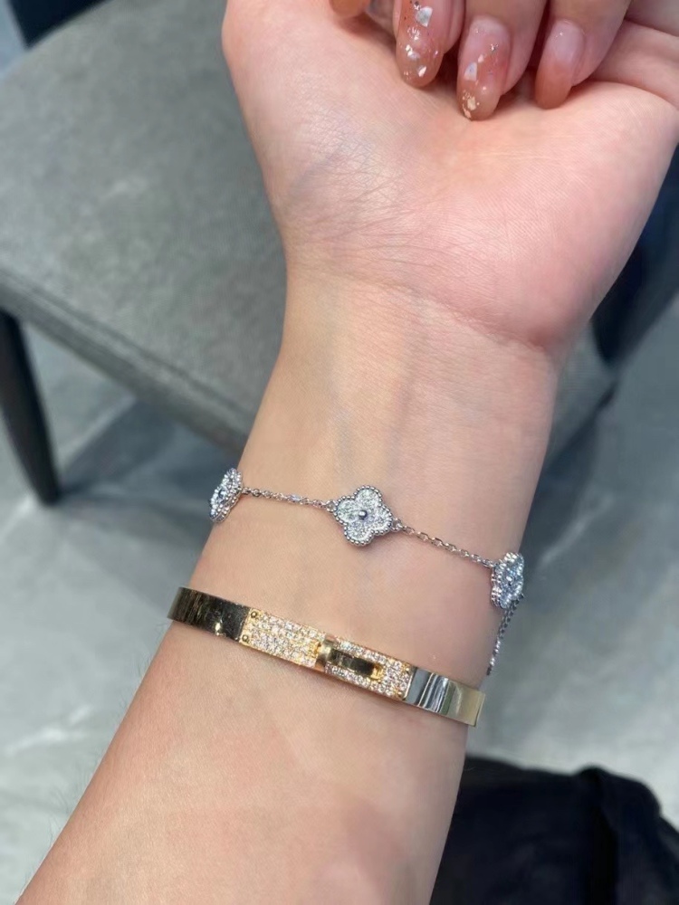 001 Van Cleef & Arpels Hand bracelet
