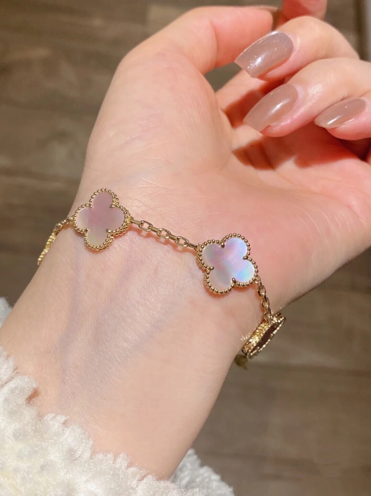 001 Van Cleef & Arpels Hand bracelet