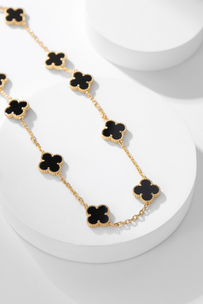 001 Van Cleef & Arpels Hand bracelet