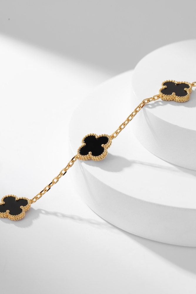 001 Van Cleef & Arpels Hand bracelet