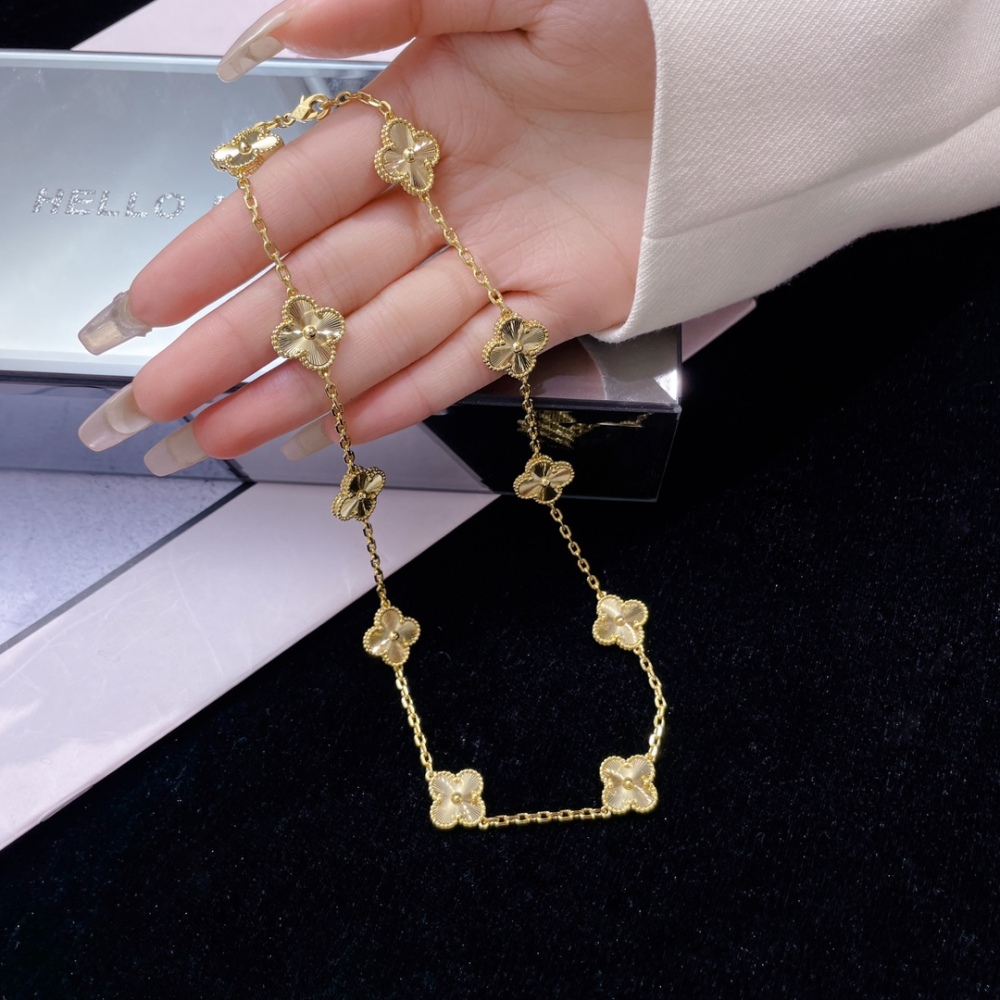 001 Van Cleef & Arpels Hand bracele