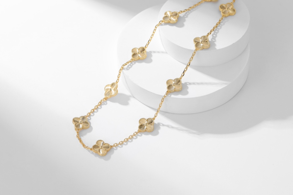 001 Van Cleef & Arpels Hand bracele