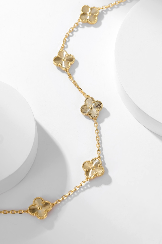 001 Van Cleef & Arpels Hand bracele