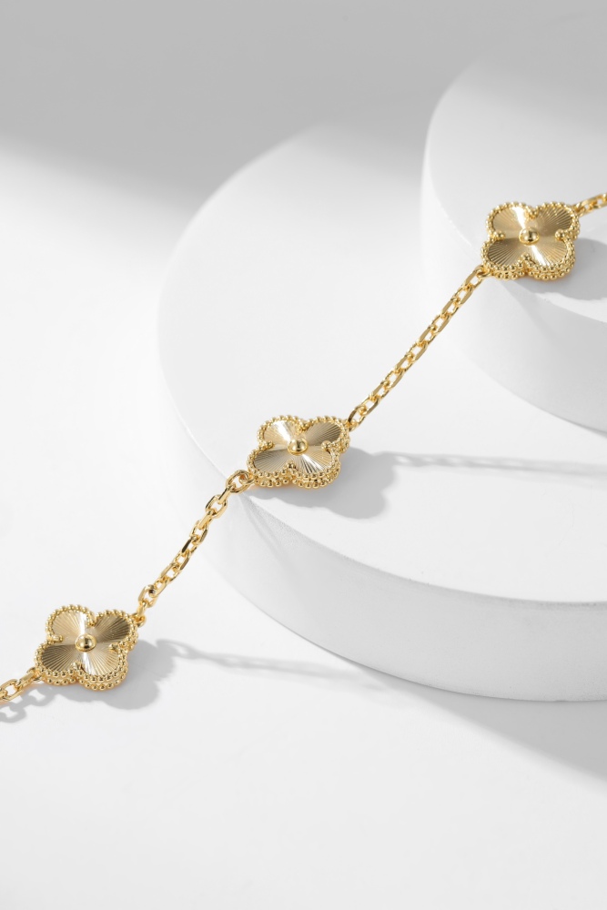 001 Van Cleef & Arpels Hand bracele