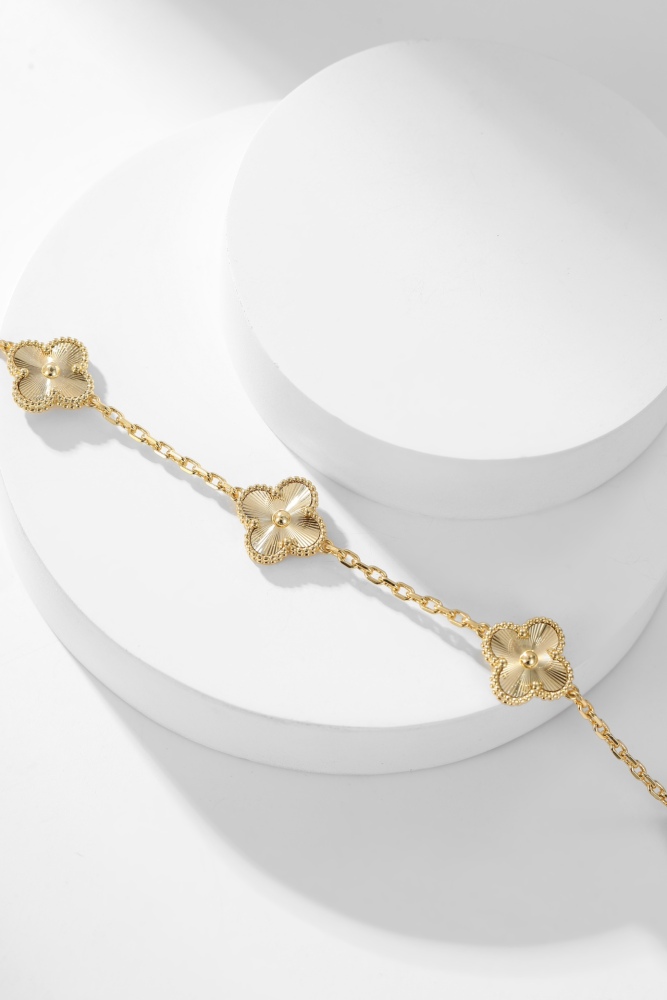 001 Van Cleef & Arpels Hand bracele