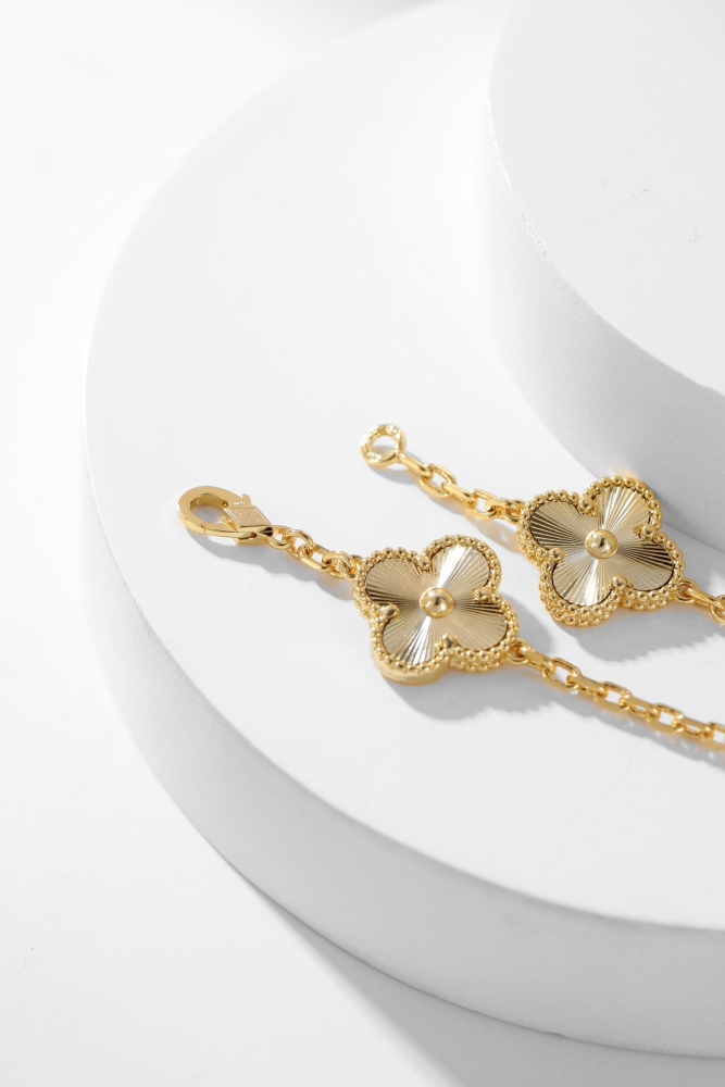 001 Van Cleef & Arpels Hand bracele