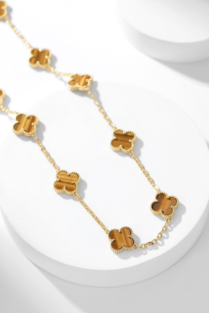 001 Van Cleef & Arpels Hand bracele