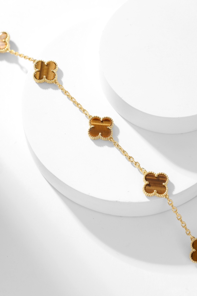 001 Van Cleef & Arpels Hand bracele
