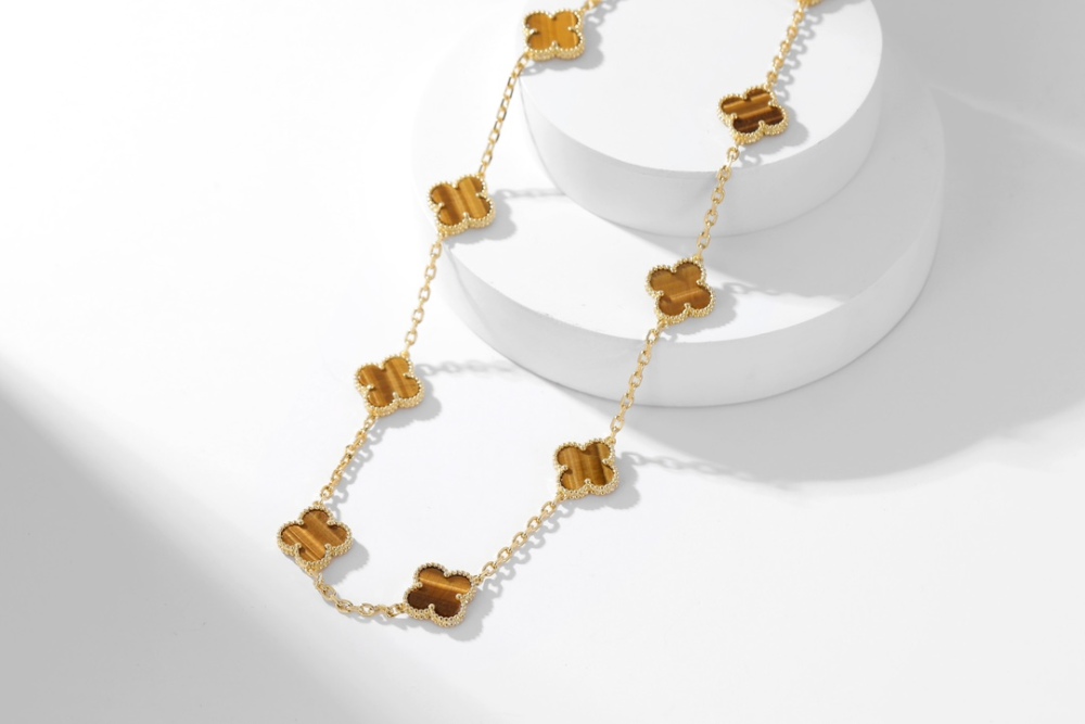 001 Van Cleef & Arpels Hand bracele