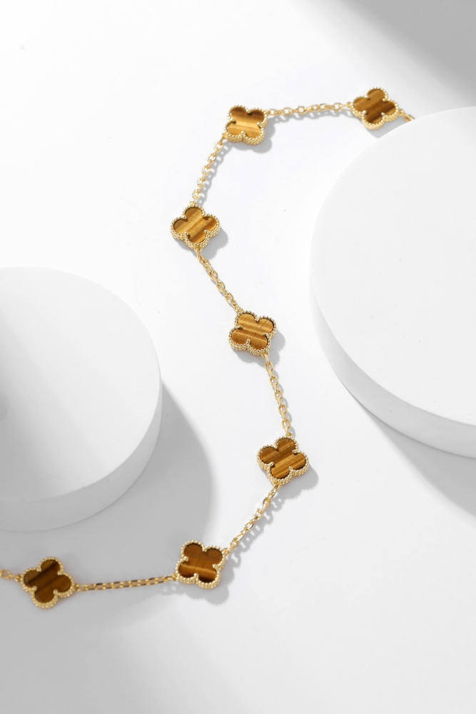 001 Van Cleef & Arpels Hand bracele