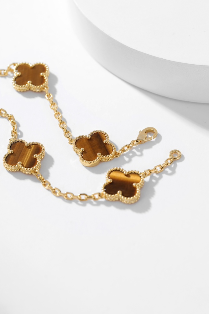 001 Van Cleef & Arpels Hand bracele