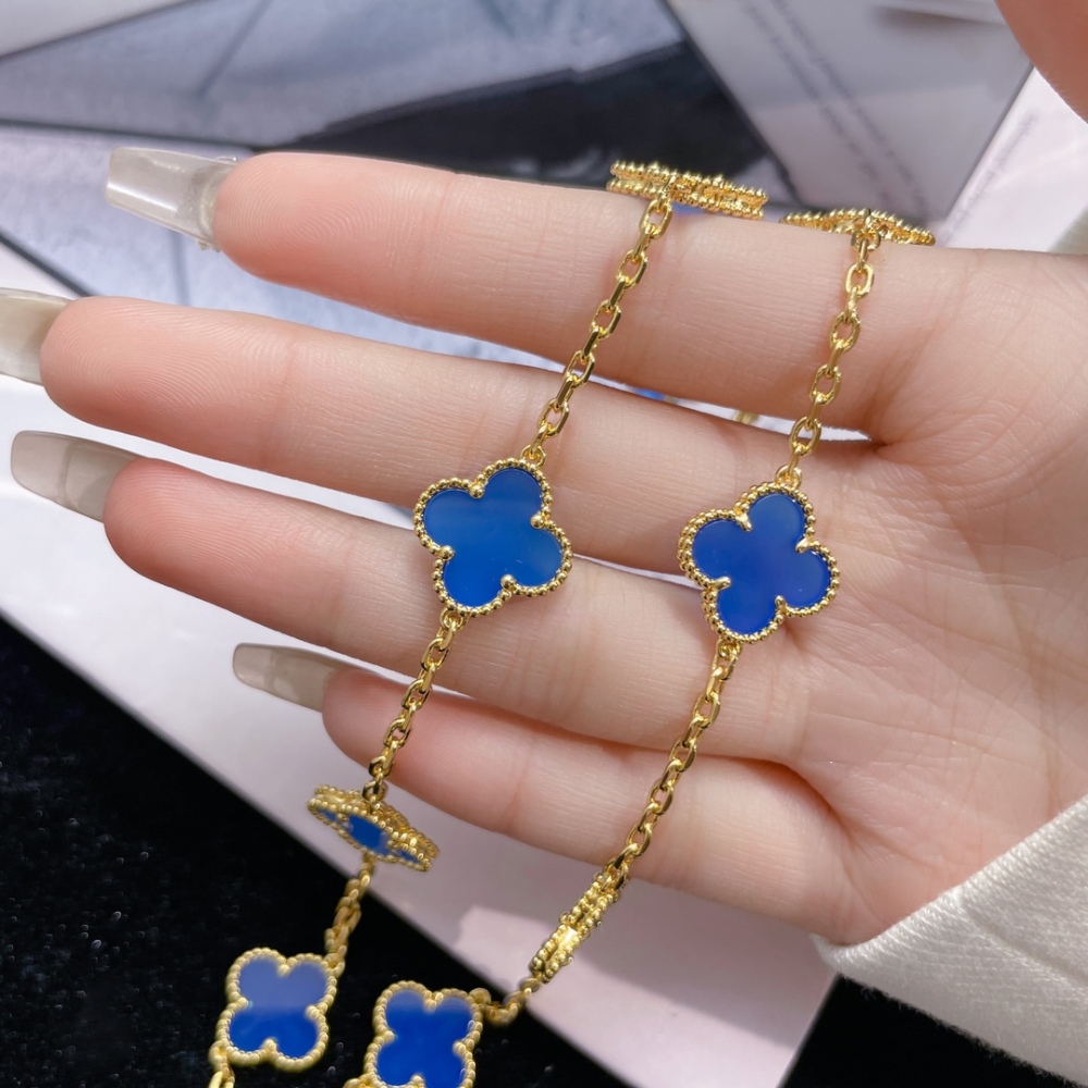 001 Van Cleef & Arpels Hand bracele