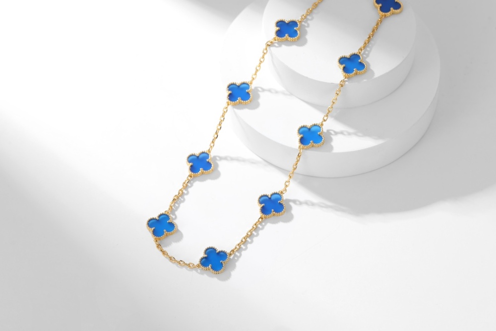 001 Van Cleef & Arpels Hand bracele