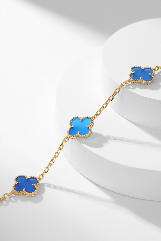 001 Van Cleef & Arpels Hand bracele