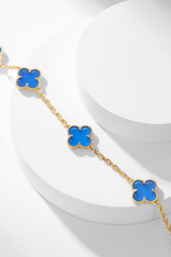 001 Van Cleef & Arpels Hand bracele