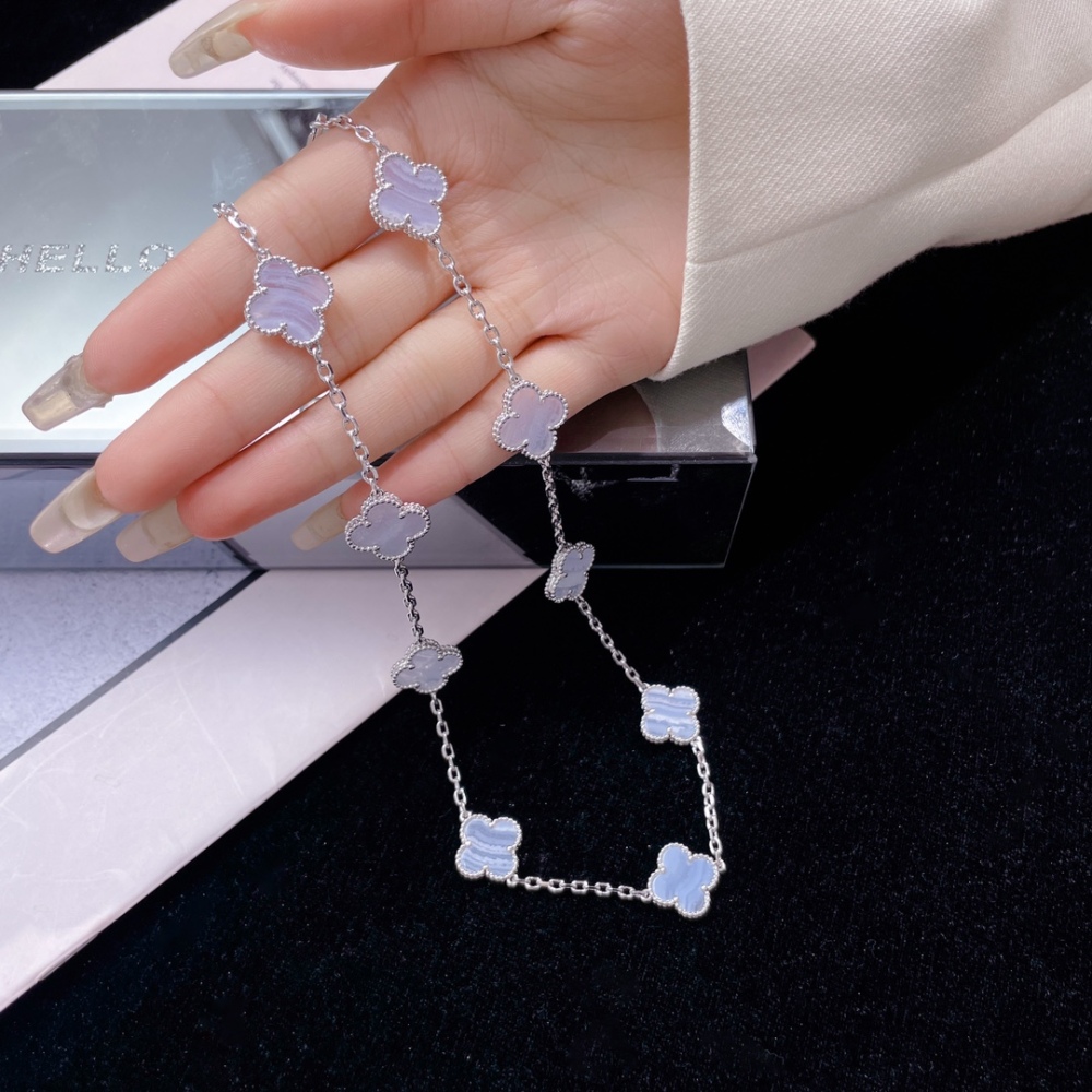 001 Van Cleef & Arpels Hand bracele