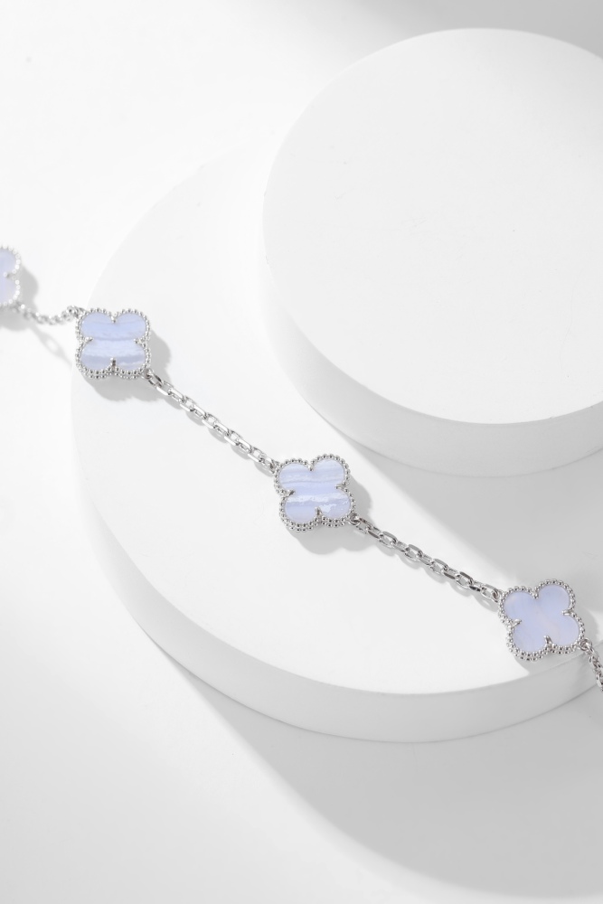 001 Van Cleef & Arpels Hand bracele