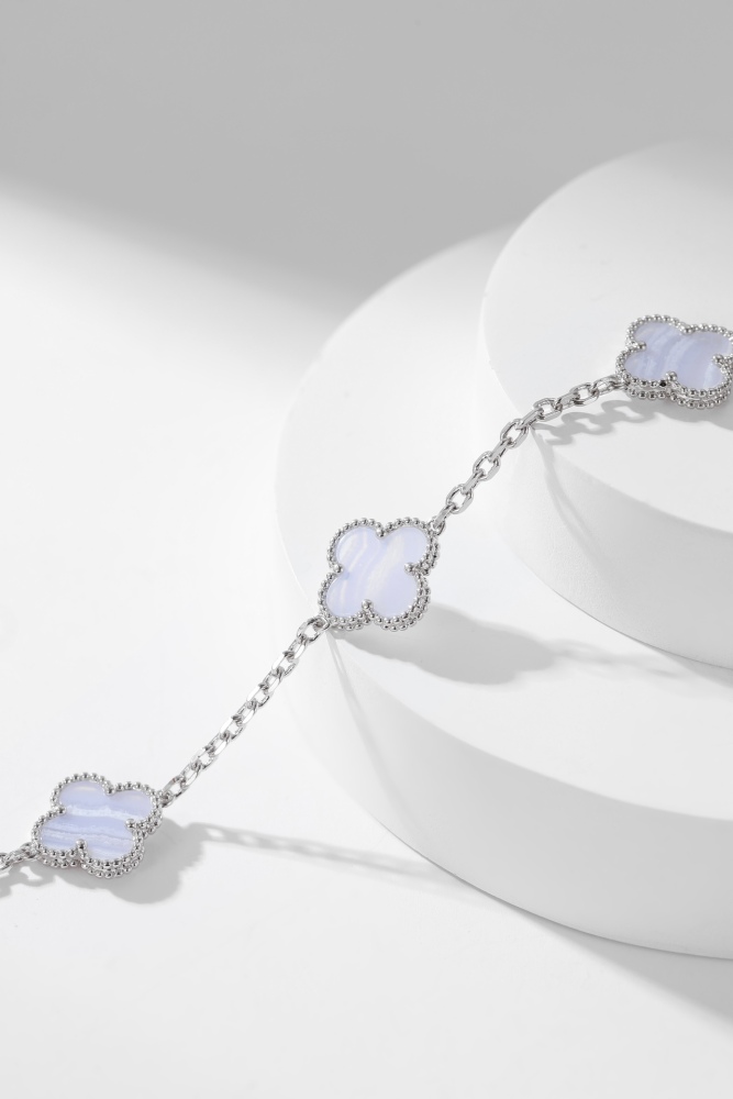 001 Van Cleef & Arpels Hand bracele