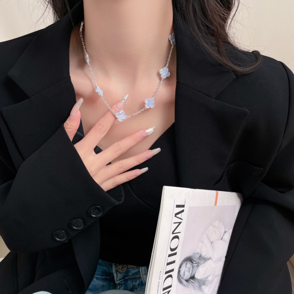 001 Van Cleef & Arpels Hand bracele