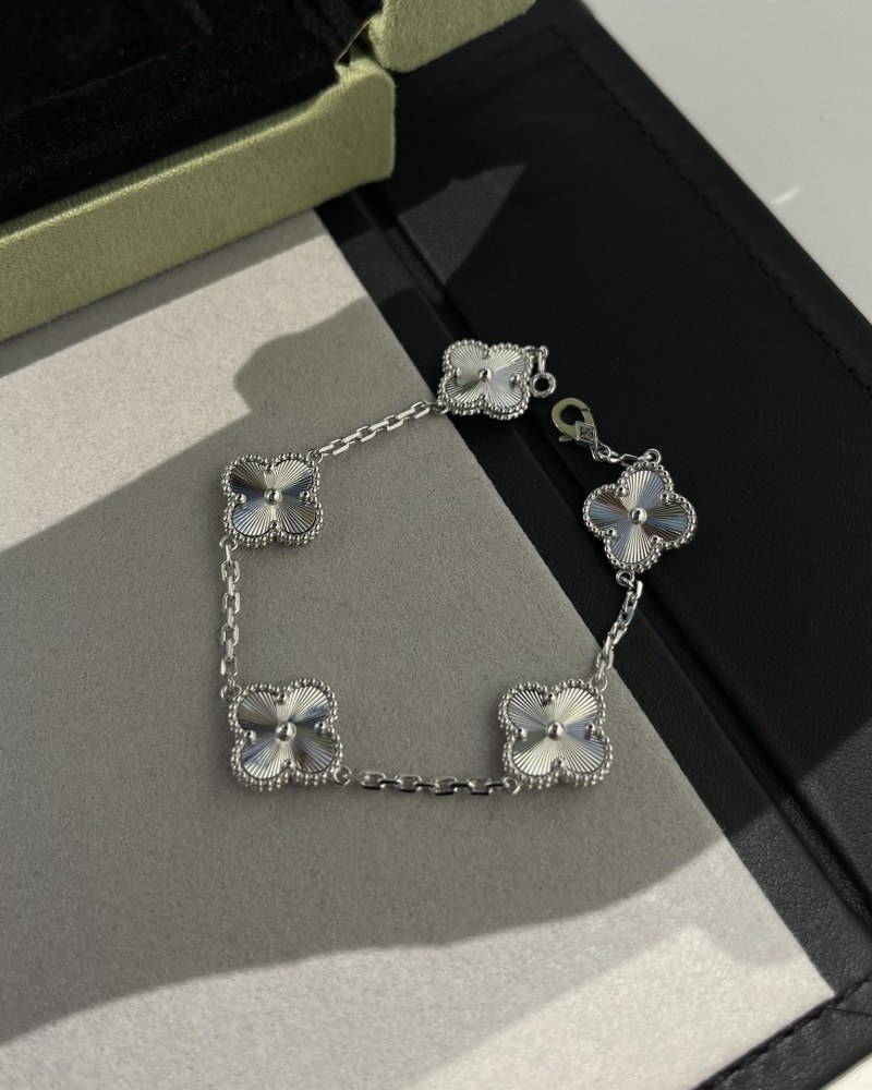 001 Van Cleef & Arpels Hand bracele