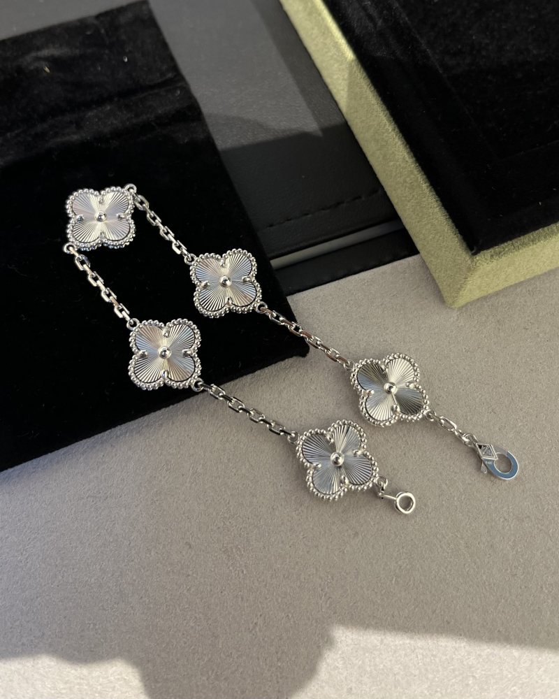 001 Van Cleef & Arpels Hand bracele