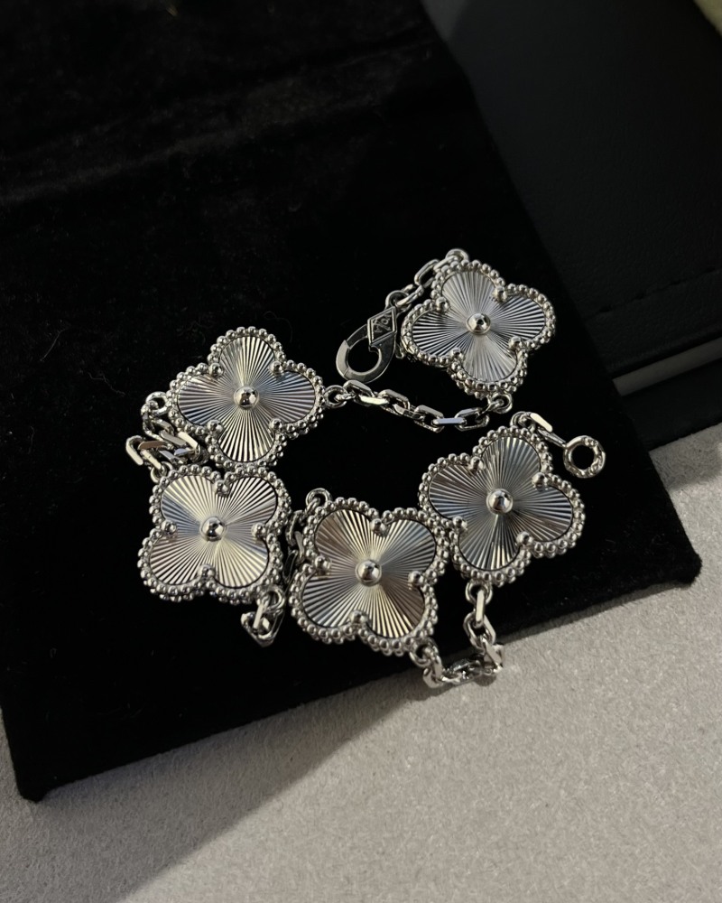 001 Van Cleef & Arpels Hand bracele