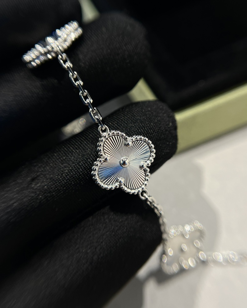001 Van Cleef & Arpels Hand bracele