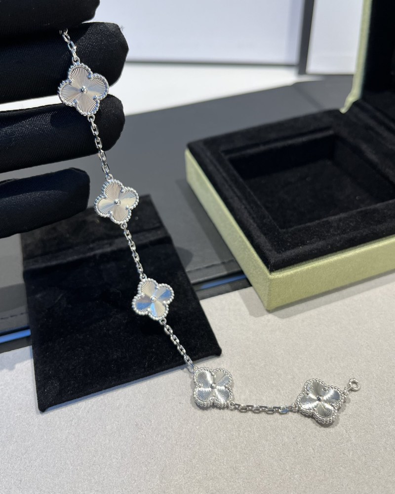 001 Van Cleef & Arpels Hand bracele