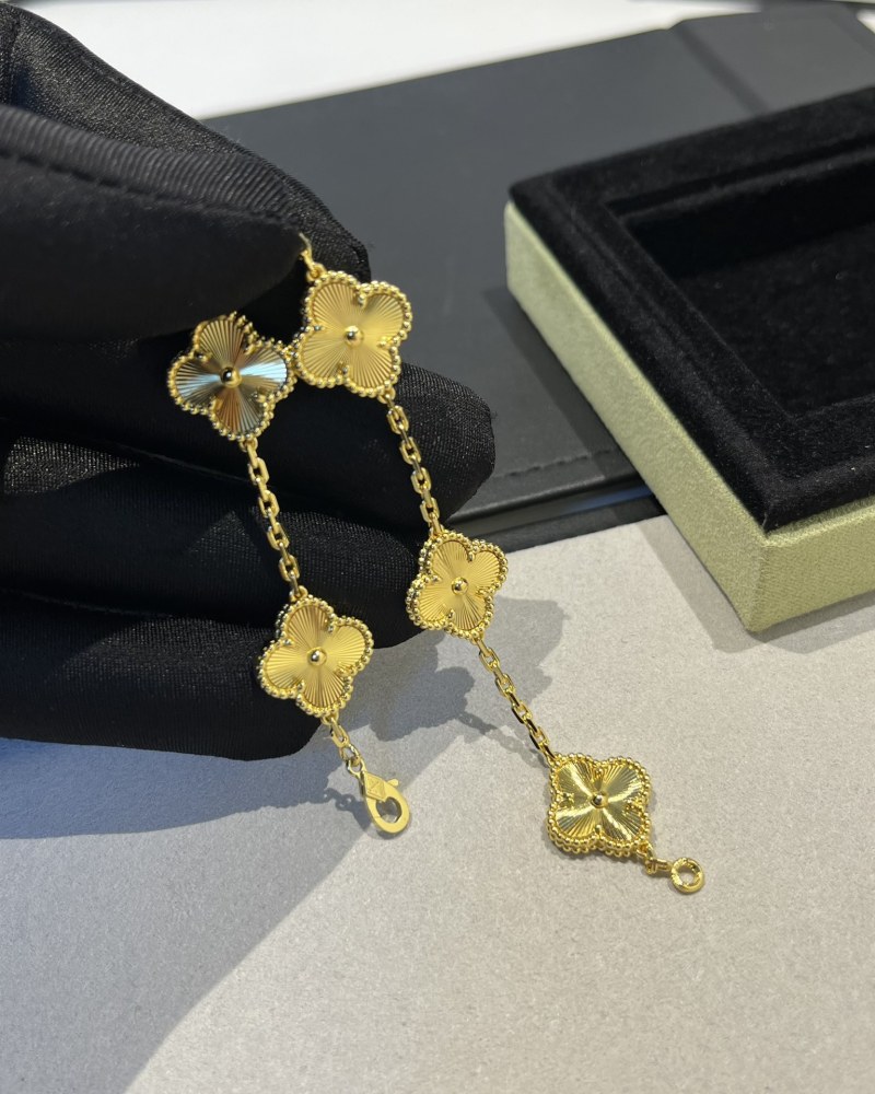 001 Van Cleef & Arpels Hand bracele