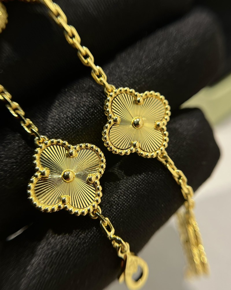 001 Van Cleef & Arpels Hand bracele